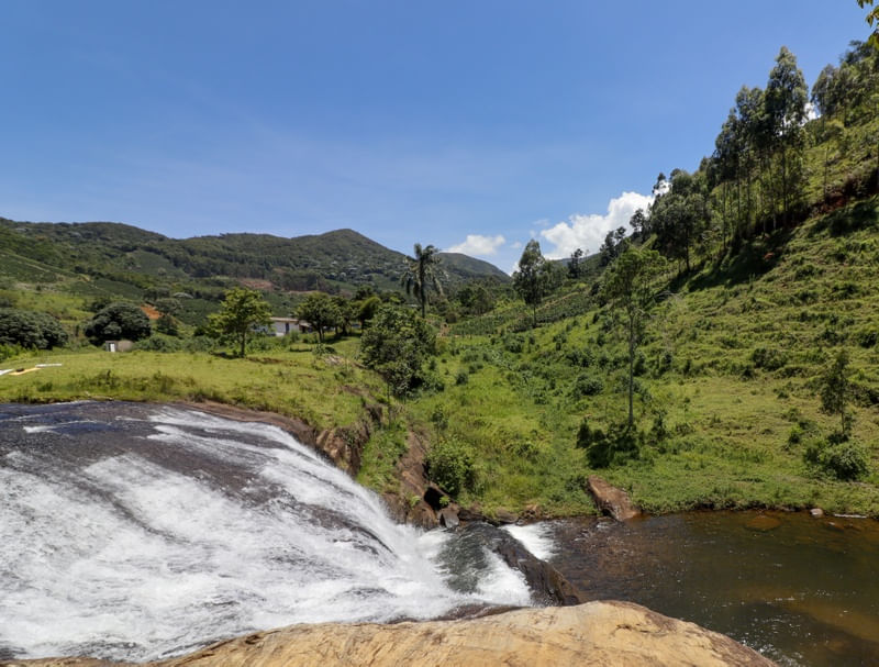 BELÍSSIMA PAISAGEM INTERIORANA COM O RIO DESCENDO