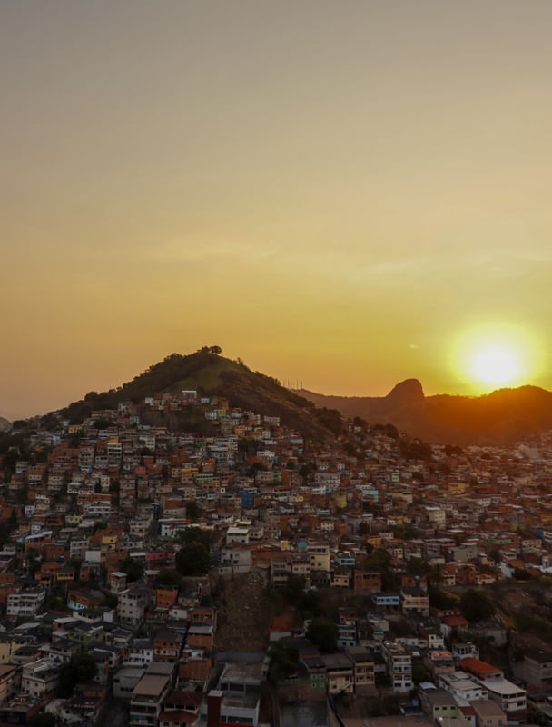 O SOL SE PONDO POR TRÁS DE UM MORRO DE VITÓRIA, NO ESPÍRITO SANTO