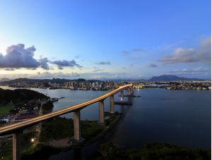 TERCEIRA PONTE EM LONGA EXPOSIÇÃO COM A CIDADE DE VITÓRIA AO FUNDO