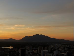 PÔR DO SOL NA CIDADE DE VITÓRIA COM O MESTRE ÁLVARO AO FUNDO