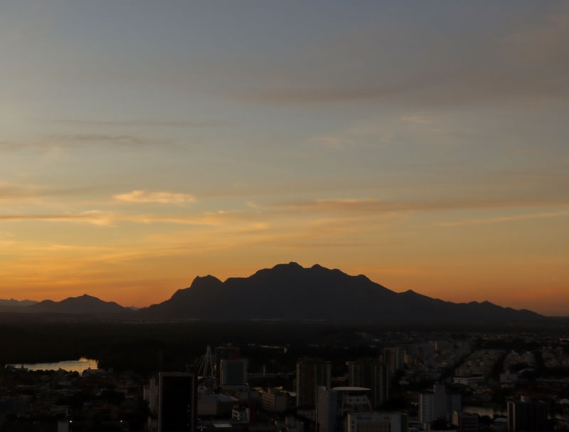 PÔR DO SOL NA CIDADE DE VITÓRIA COM O MESTRE ÁLVARO AO FUNDO
