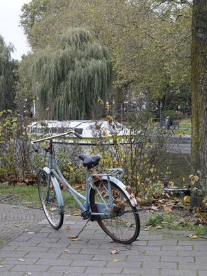 BICICLETA ESTACIONADA EM AMSTERDÃ