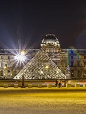 LOUVRE NOTURNO