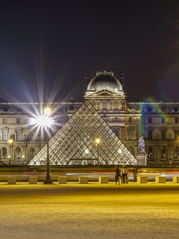 LOUVRE NOTURNO