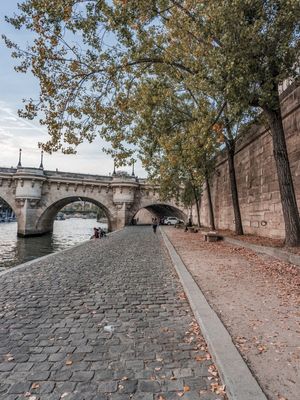PASSEIO ÀS MARGENS DO RIO SENA EM PARIS