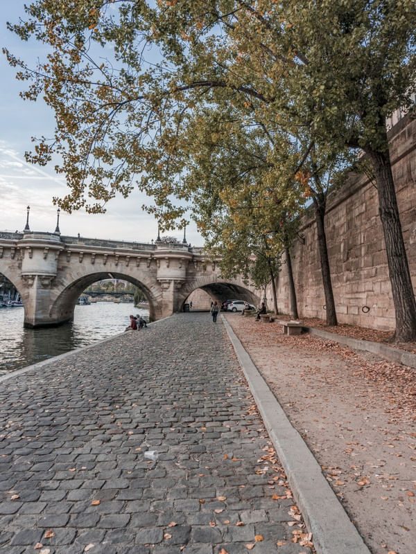 PASSEIO ÀS MARGENS DO RIO SENA EM PARIS