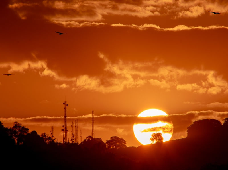 POR DO SOL ZUNA RURAL DE VARGINHA MG.