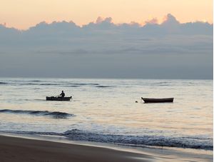 PESCADOR NA PRAIA DE CARAPEBUS PELA MANHÃ