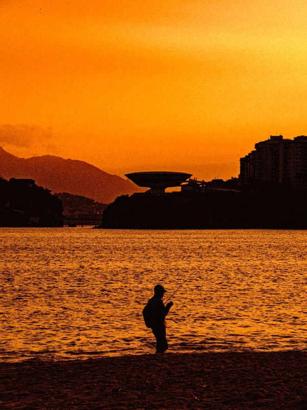 PESCADOR NO MAR