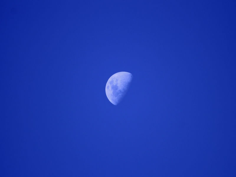 LUA NO CÉU AZUL