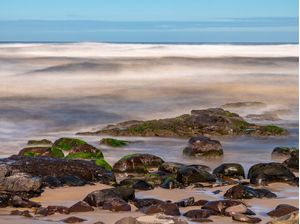 ONDAS EM LONGA EXPOSIÇÃO COM ROCHAS E AREIA