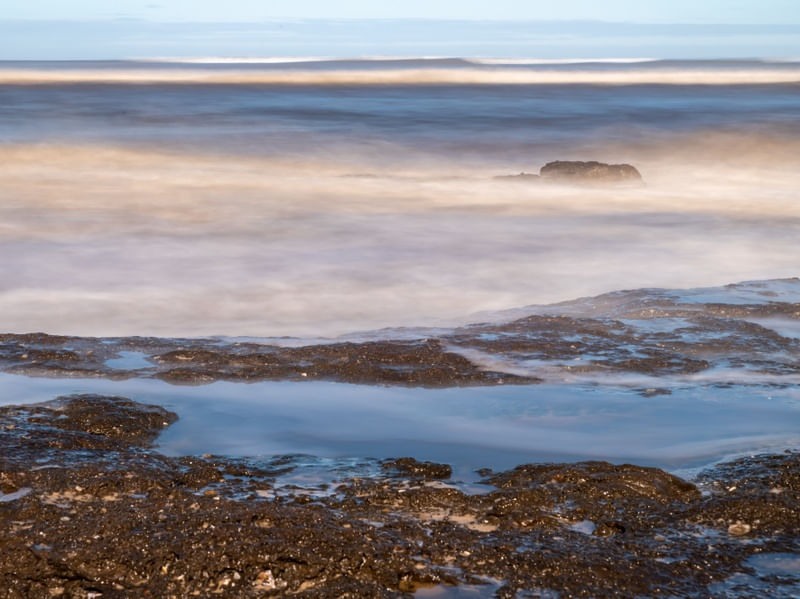ONDAS EM LONGA EXPOSIÇÃO COM ROCHAS NA PRAIA DE TORRES