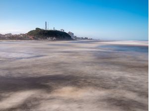 MORRO DO FAROL COM ONDAS EM LONGA EXPOSIÇÃO