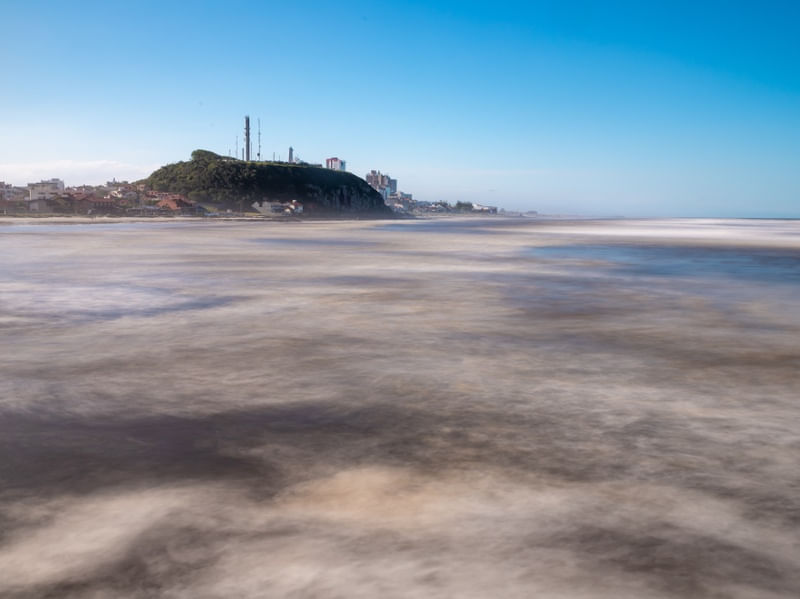 MORRO DO FAROL COM ONDAS EM LONGA EXPOSIÇÃO