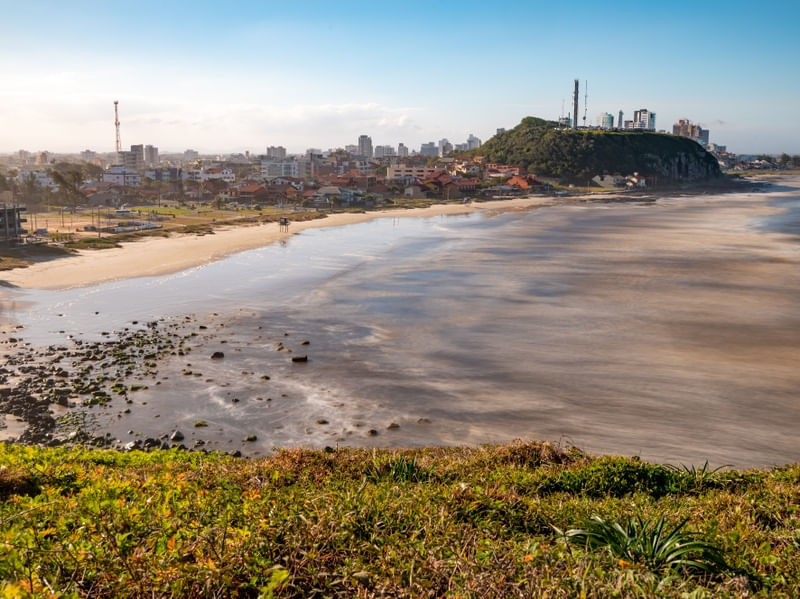 PRAIA DA CAL COM MORRO DO FAROL