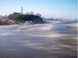 MAR EM MOVIMENTO E MORRO DO FAROL