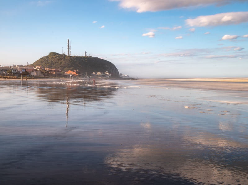MORRO DO FAROL NA PRAIA DA CAL