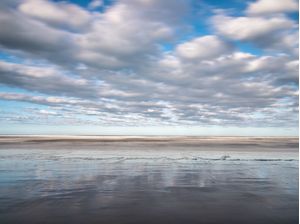 REFLEXO DAS NUVENS EM PRAIA COM ONDAS EM LONGA EXPOSIÇÃO