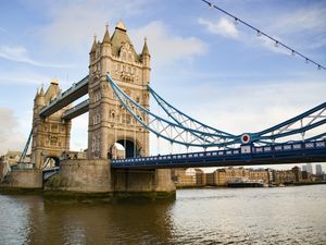 UM DIA ENSOLARADO NA TOWER BRIDGE