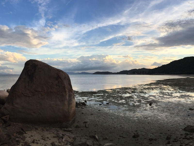 UMA PRAIA EM MAGNETIC ISLAND, TASMANIA, AUSTRÁLIA