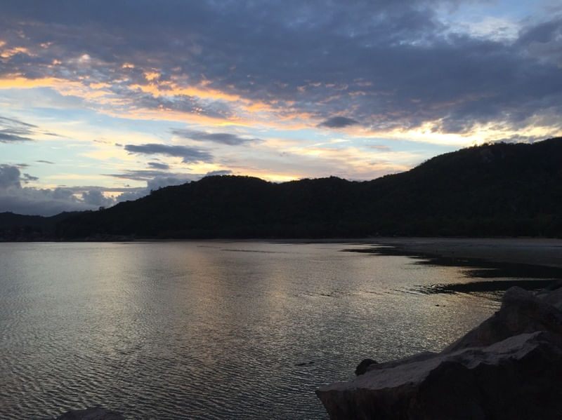 CALMARIA NO PÔR DO SOL EM MAGNETIC ISLAND, TASMANIA, AUSTRÁLIA