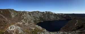 VISTA DE UM LAGO NUM VALE, CRADLE MOUNTAIN, TASMANIA, AUSTRALIA