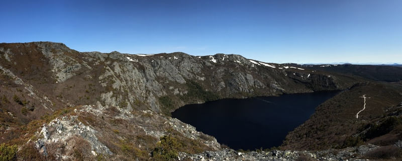 VISTA DE UM LAGO NUM VALE, CRADLE MOUNTAIN, TASMANIA, AUSTRALIA