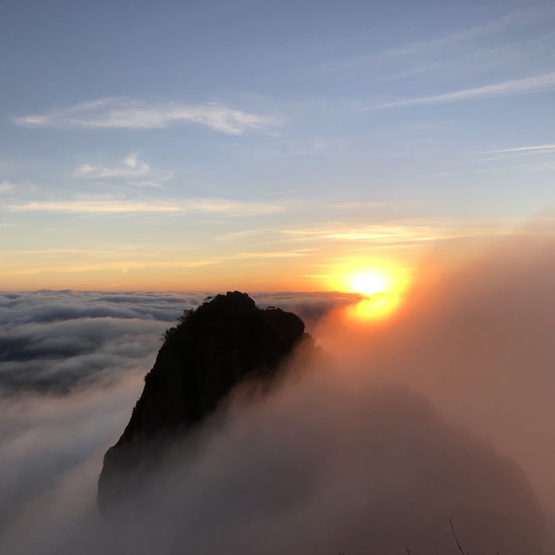 NASCER DO SOL NUM PICO NO RIO DE JANEIRO, BRASIL