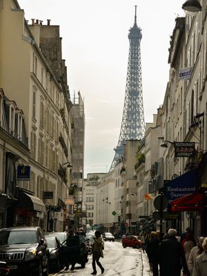 TORRE EIFFEL PELAS RUAS DE PARIS