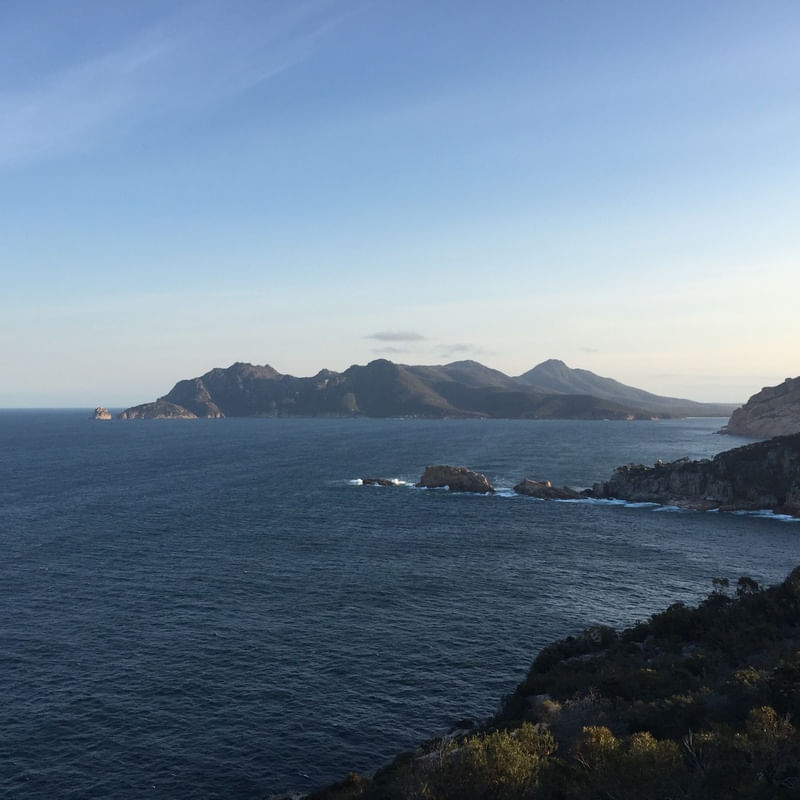UMA ILHA AO FUNDO, TASMANIA, AUSTRÁLIA