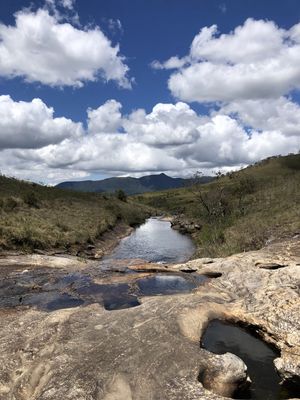 UM RIO CALMO DE UMA TRILHA EM BAEPENDI, MG, BRASIL