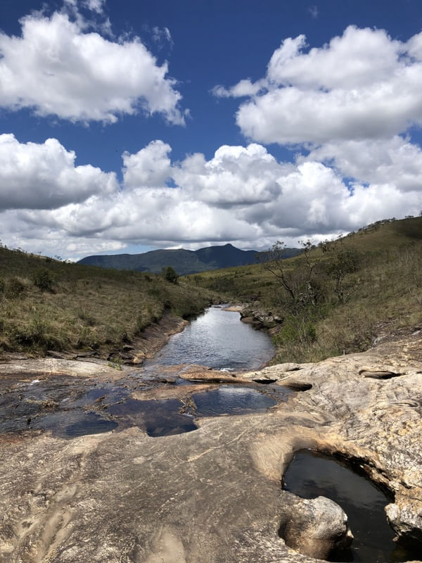 UM RIO CALMO DE UMA TRILHA EM BAEPENDI, MG, BRASIL