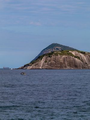 ILHA E O BARCO