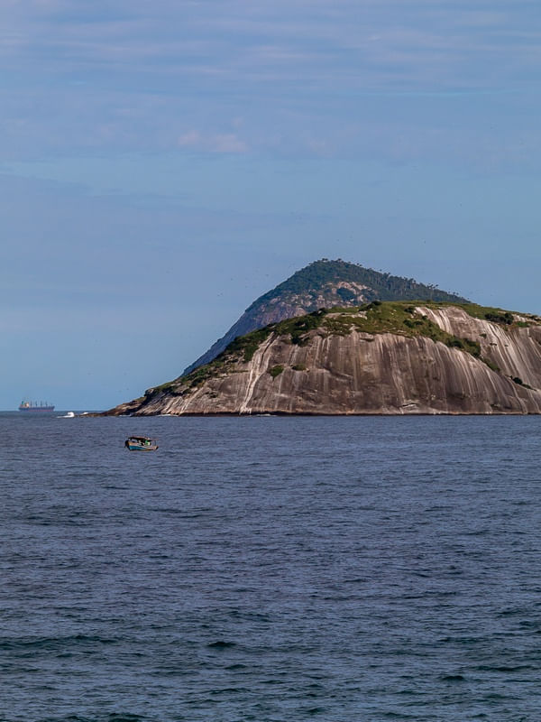 ILHA E O BARCO