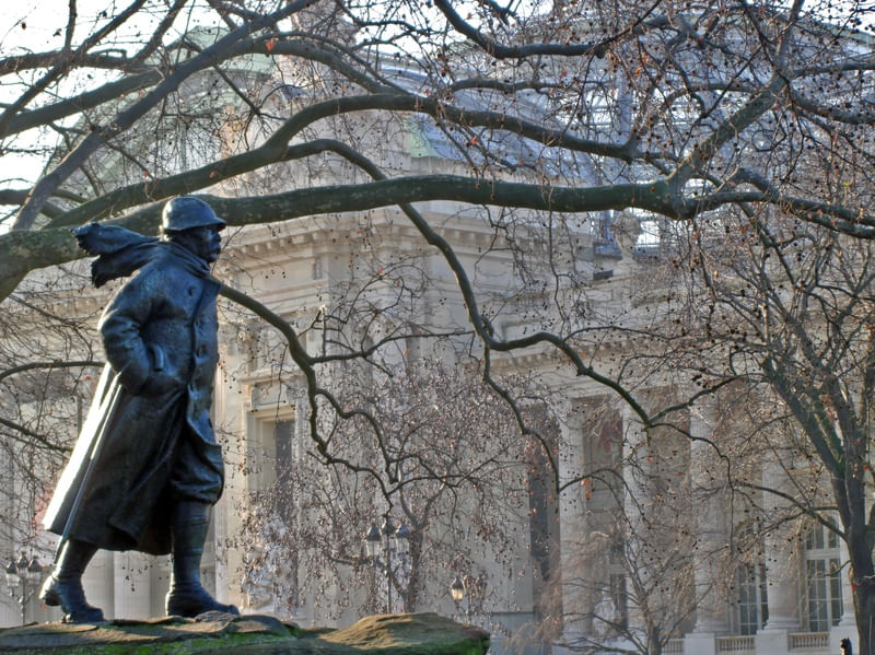 SOLDADO E GRAND PALAIS