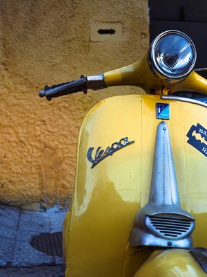 VESPA AMARELA