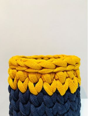 CACHEPÔ AZUL E MOSTARDA