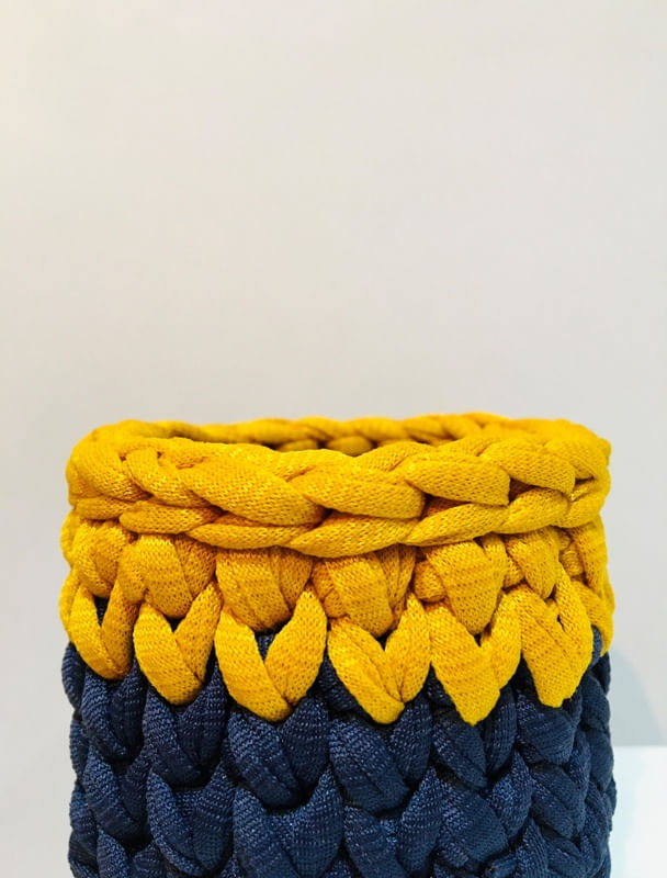 CACHEPÔ AZUL E MOSTARDA