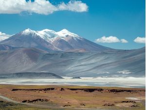 MONTANHAS NAS ALTIPLÂNICAS NO DESERTO DO ATACAMA NO CHILE
