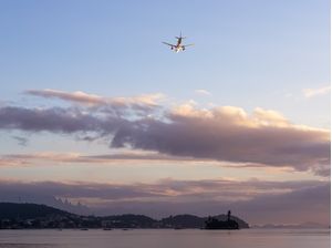 UM AVIÃO CRUZOU O MAR