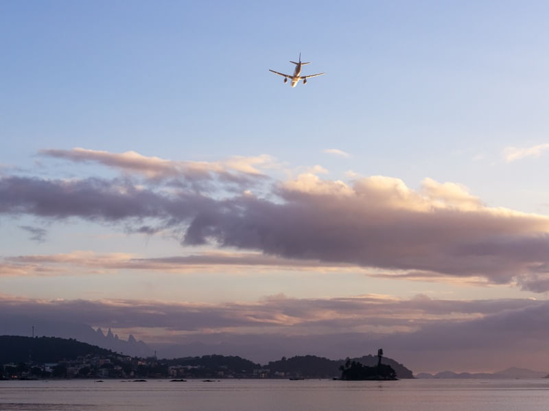 UM AVIÃO CRUZOU O MAR