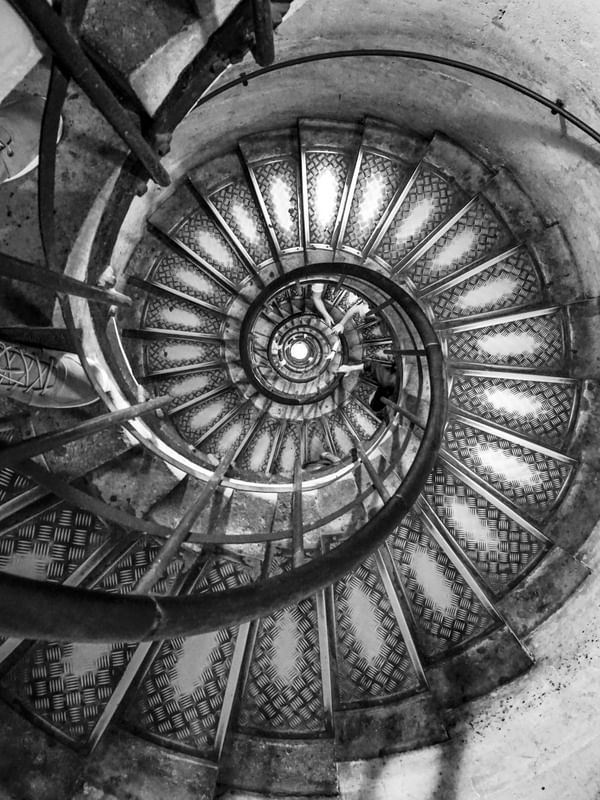 ESCADA EM ESPIRAL NO ARCO DO TRIUNFO - PARIS