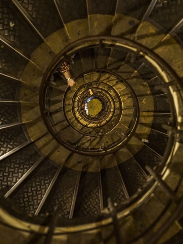 ESCADA EM ESPIRAL NO ARCO DO TRIUNFO 2 - PARIS