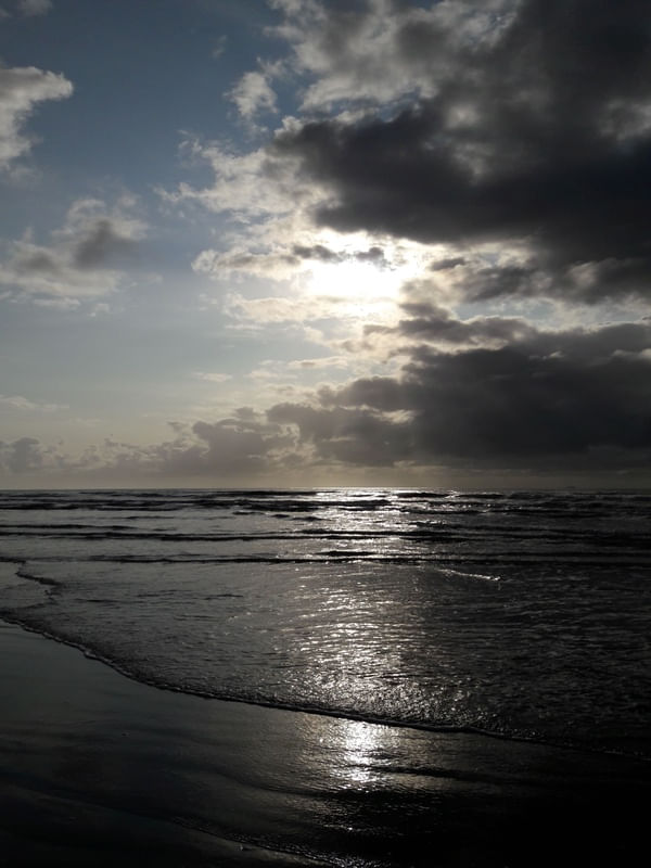 POR DO SOL SOBRE O MAR LINDO