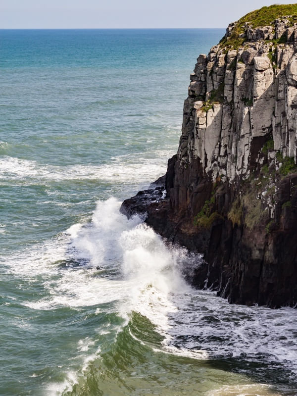 ONDAS BATENDO CONTRA FURNAS EM TORRES