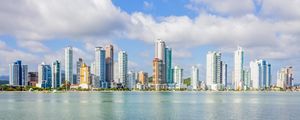 PRÉDIOS NA PRAIA DE BALNEÁRIO CAMBORIÚ
