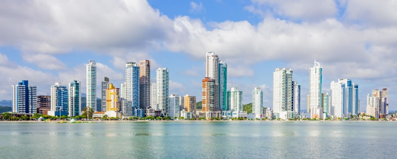 PRÉDIOS NA PRAIA DE BALNEÁRIO CAMBORIÚ