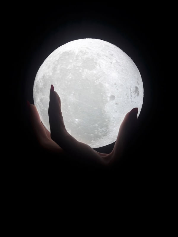 LUA NAS MÃOS