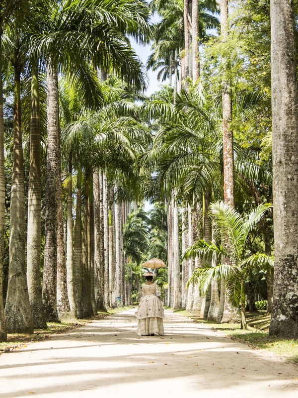 MULHER COM ROUPA ANTIGA NO JARDIM BOTÂNICO