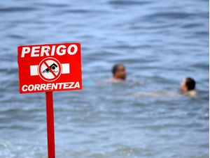 PERIGO, CORRENTEZA! PROIBIDO NADAR!